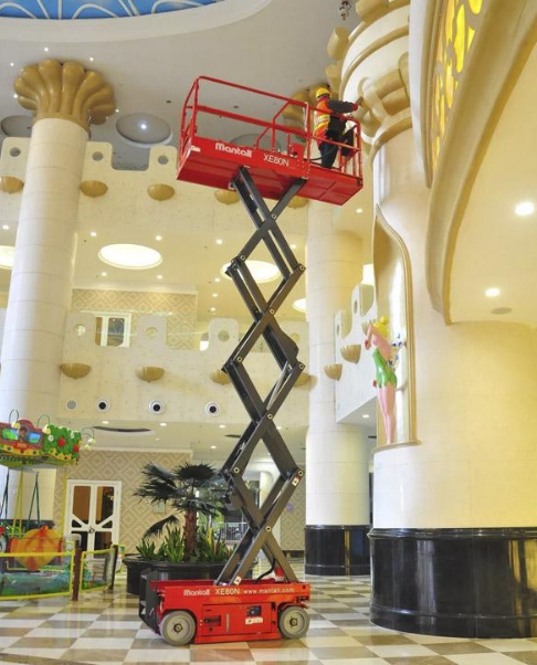 使用升降平台车在酒店大厅安装维修监控安全且高效